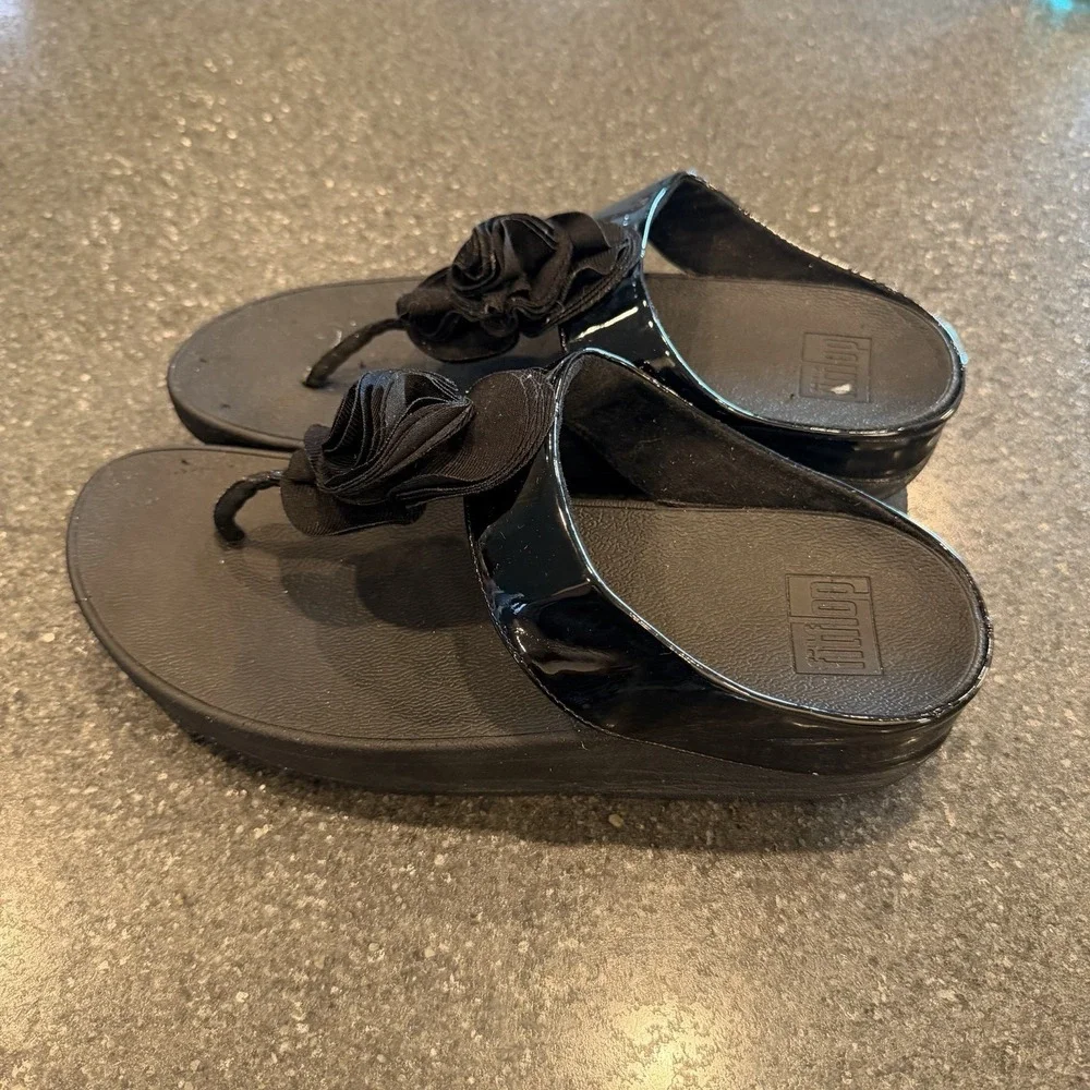 Fitflop Womens  Patent Leather Rosette Sandals Sz 9 Comfort Shoes